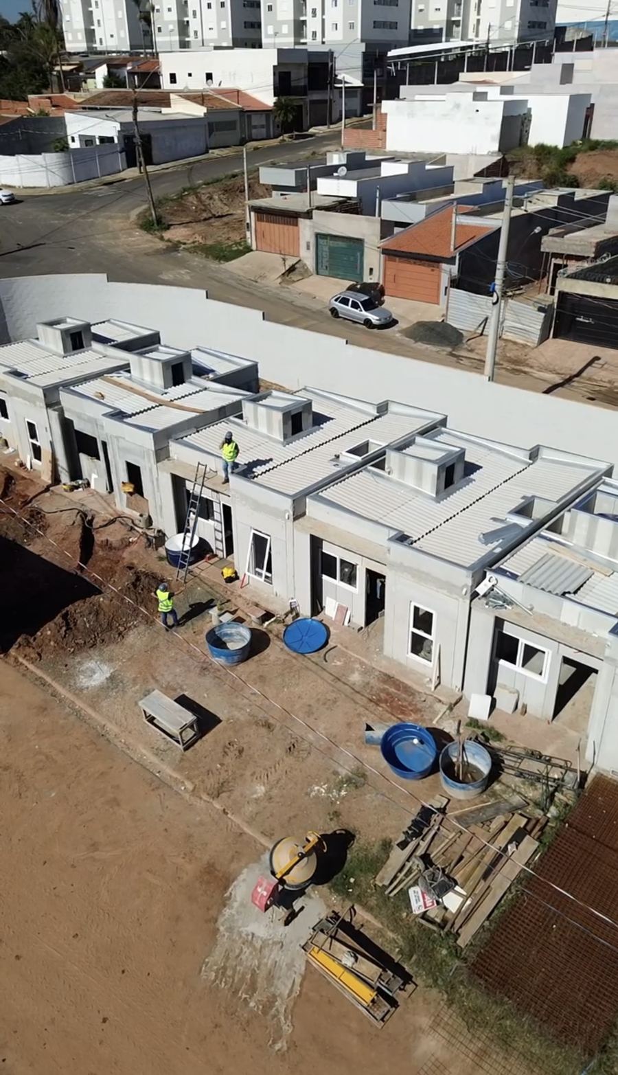 Vista do alto de um condomínio da Área Incrível, com as casas prontas em fileira.